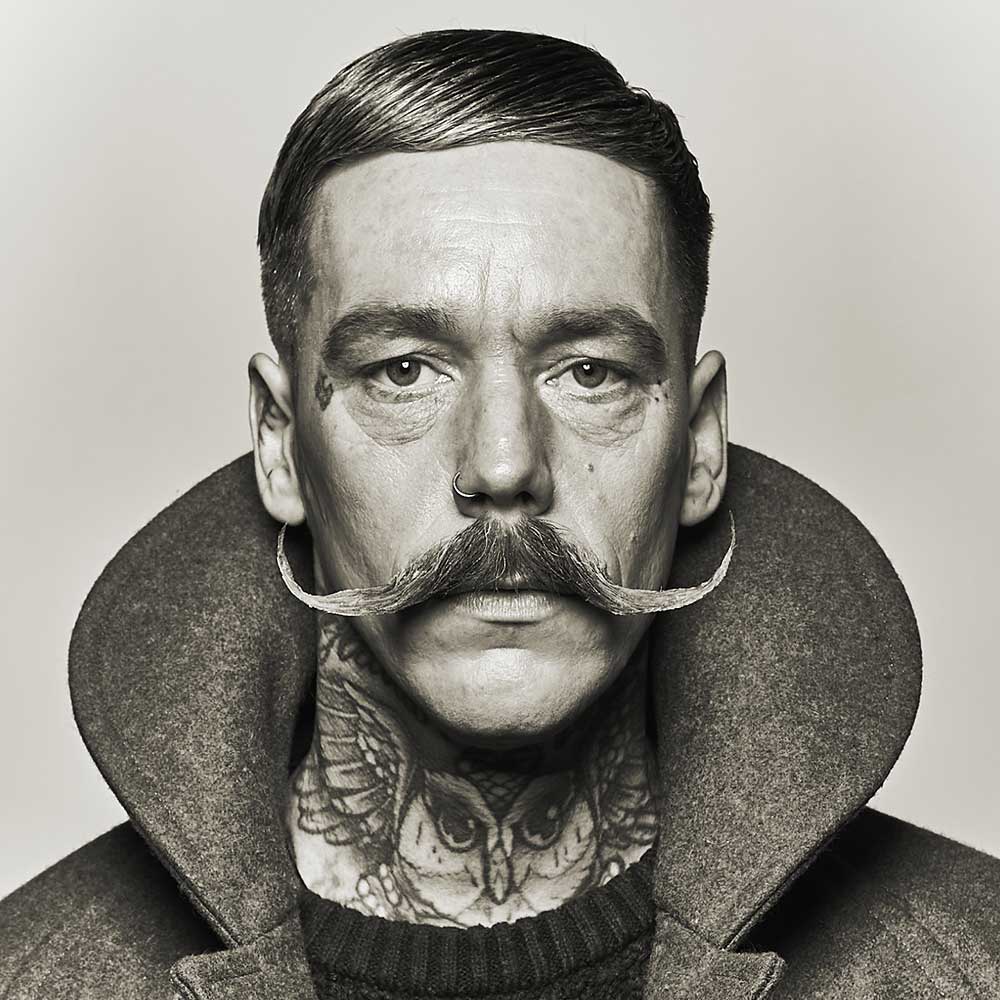 captain-fawcett-moustache-wax-expedition-sandelholz-starker-halt image 2