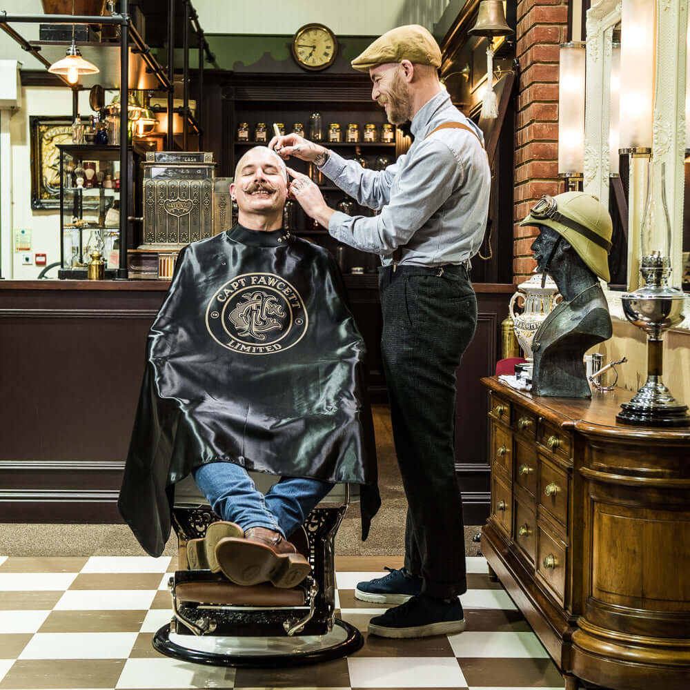 captain-fawcett-accessories-friseurumhang-satin-schwer-schwarz image 1